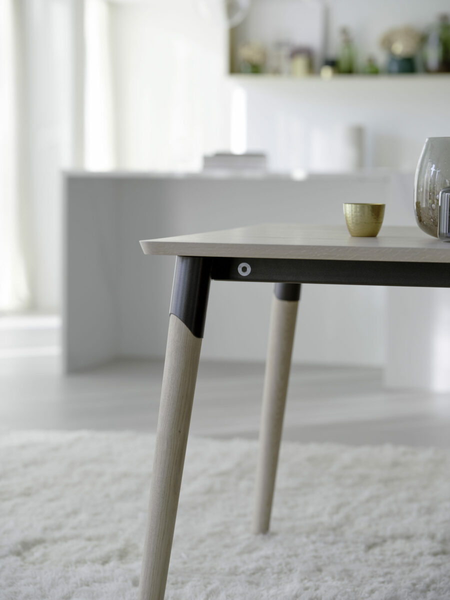 стол обеденный, дизайнерский Core, массив дуба, светлый, тонкая столешница, металлическая декоративная деталь, Mobitec