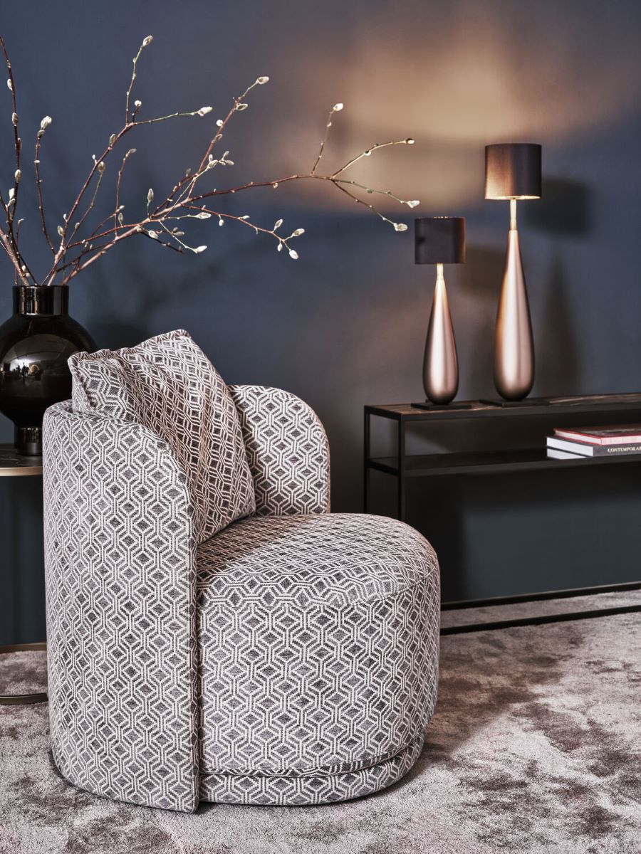 Поворотное дизайнерское кресло Cedar в ткани Dedar, консоль Cameo, настольная лампа Lilian с эффектом металлик, Christine Kroencke, декоративный свет