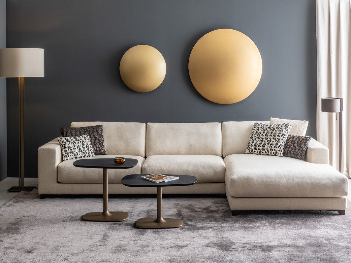 угловой биван и дизайнерский свет в интерьере гостиной, бра Diskus, премиум-диван Delano, ковер шелковый серый, Christine Kroencke, Германия