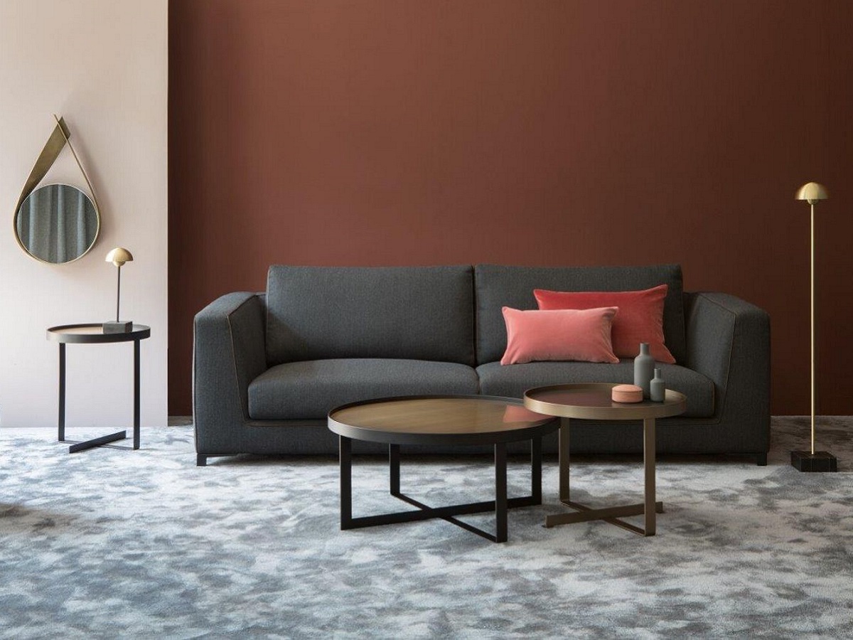 стильный прямой серый диван премиум-класса, Maxwell, Christine Kroencke, дизайнерские светильники Paola, латунь