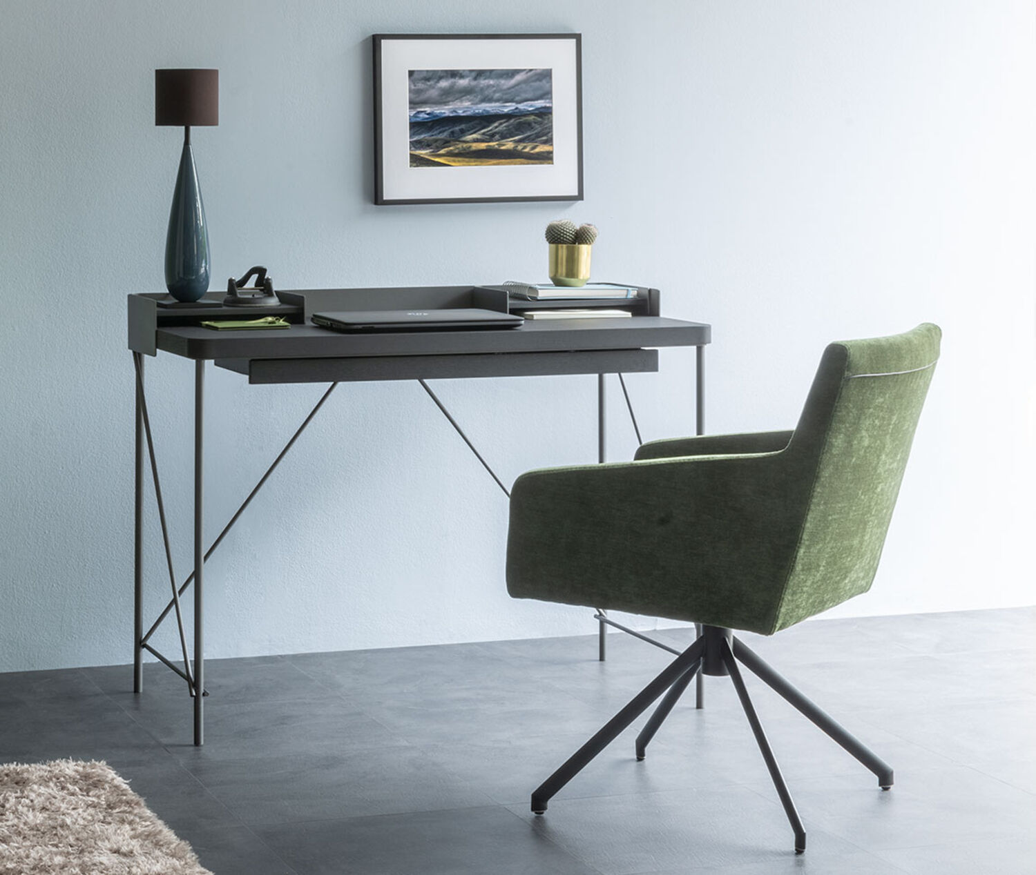 дизайнерский письменный стол Bela на металлических ножках, настольная лампа Lily, вращающийся стул Yuma, Christine Kroencke, premium