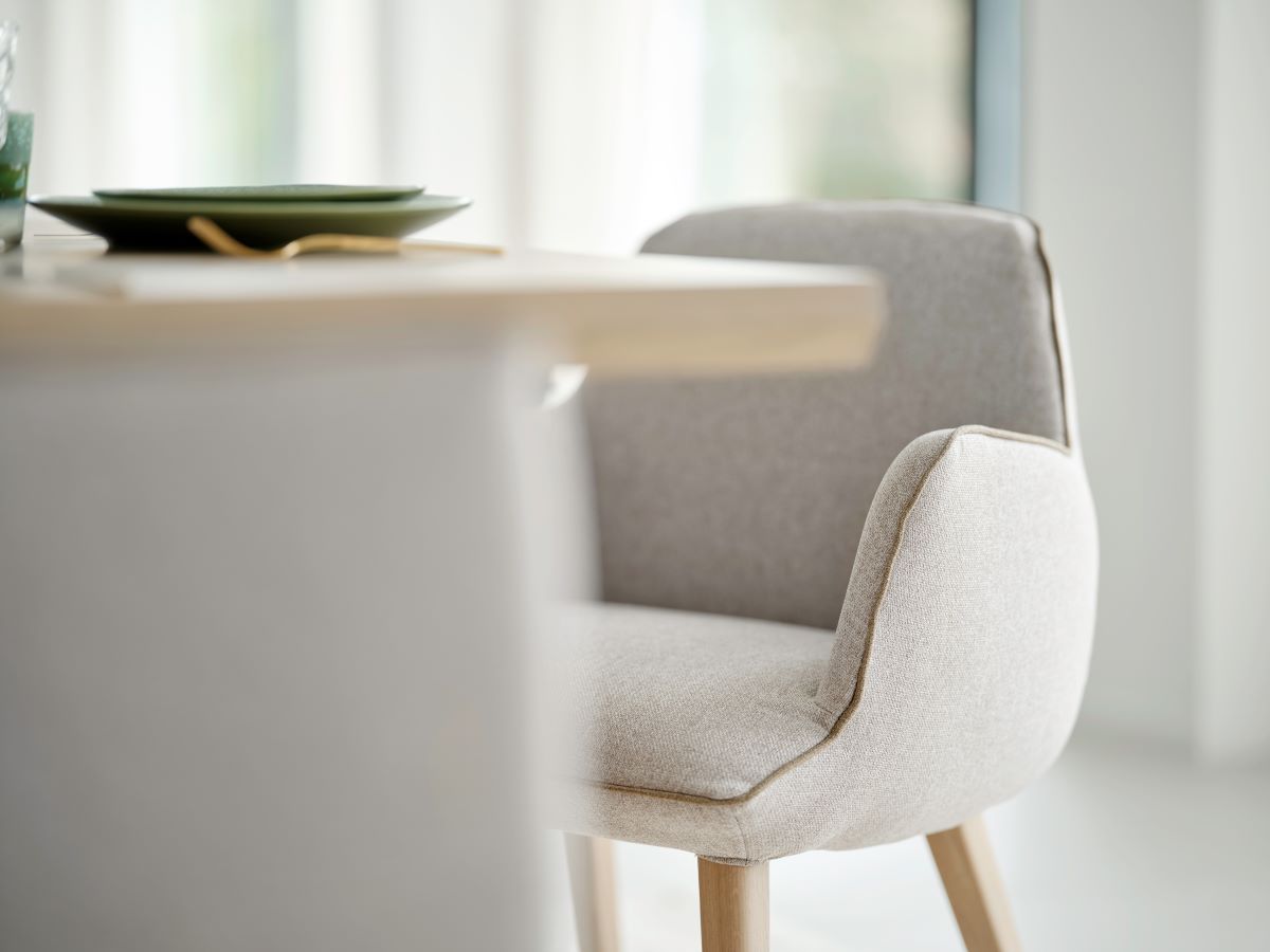 Обеденный стул-полукресло объмных форм Mood 101, Mobitec, современный бельгийский дизайн