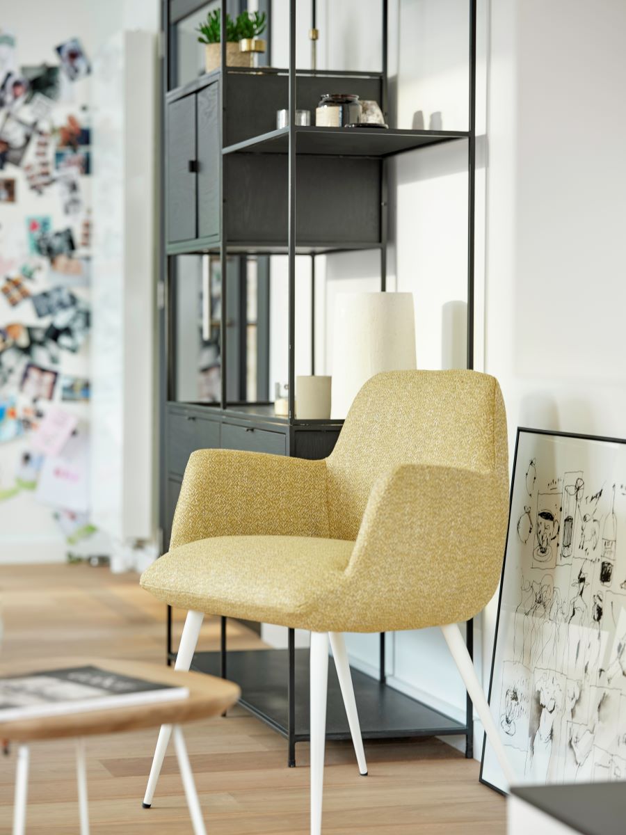 Дизайнерский стул в желтой фактурной ткани, Mood 101, Mobitec, бельгийский дизайн, жаккард, металлические ножки
