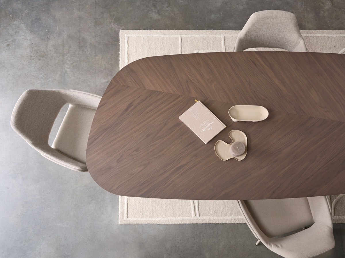Обеденный стол в форме гальки, натуральный шпон дуба, "шеврон", стулья Lotus, Mobitec, Бельгия