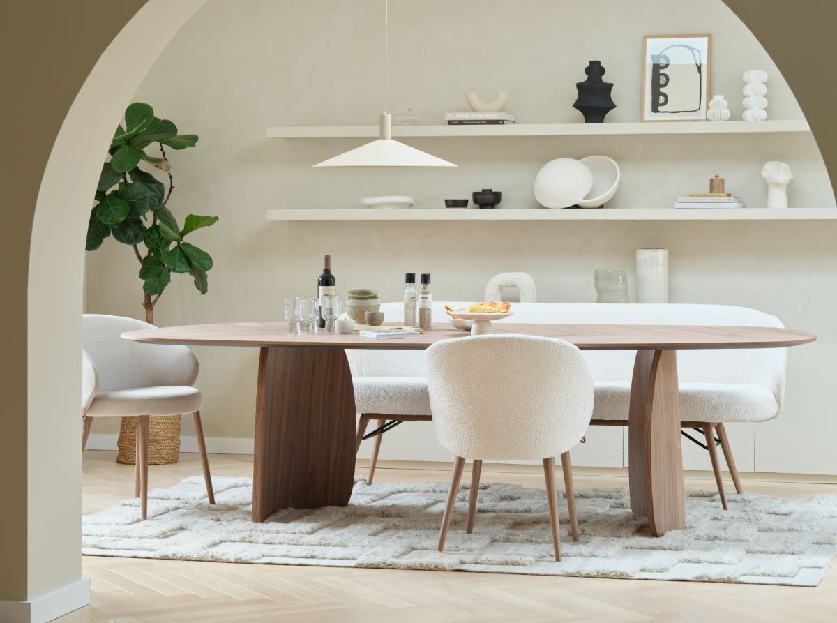дизайнерский овальный обеденный стол Dolmen из массива дуба, стулья и лавка Neo, Mobitec. Бельгия