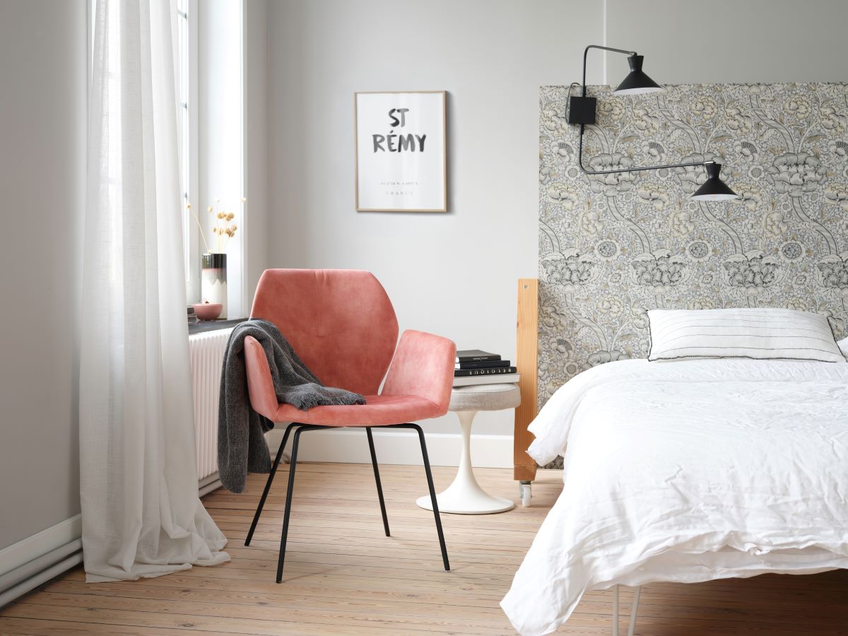 Мягкое дизайнерское полукресло Mood в спальне, Mobitec, розовый велюр, металлические ножки