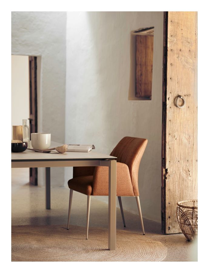 дизайнерский обеденный стул Enora с подлокотниками и изогнутой спинкой, Mobitec, Бельгия, обеденный стол Terra, керамика